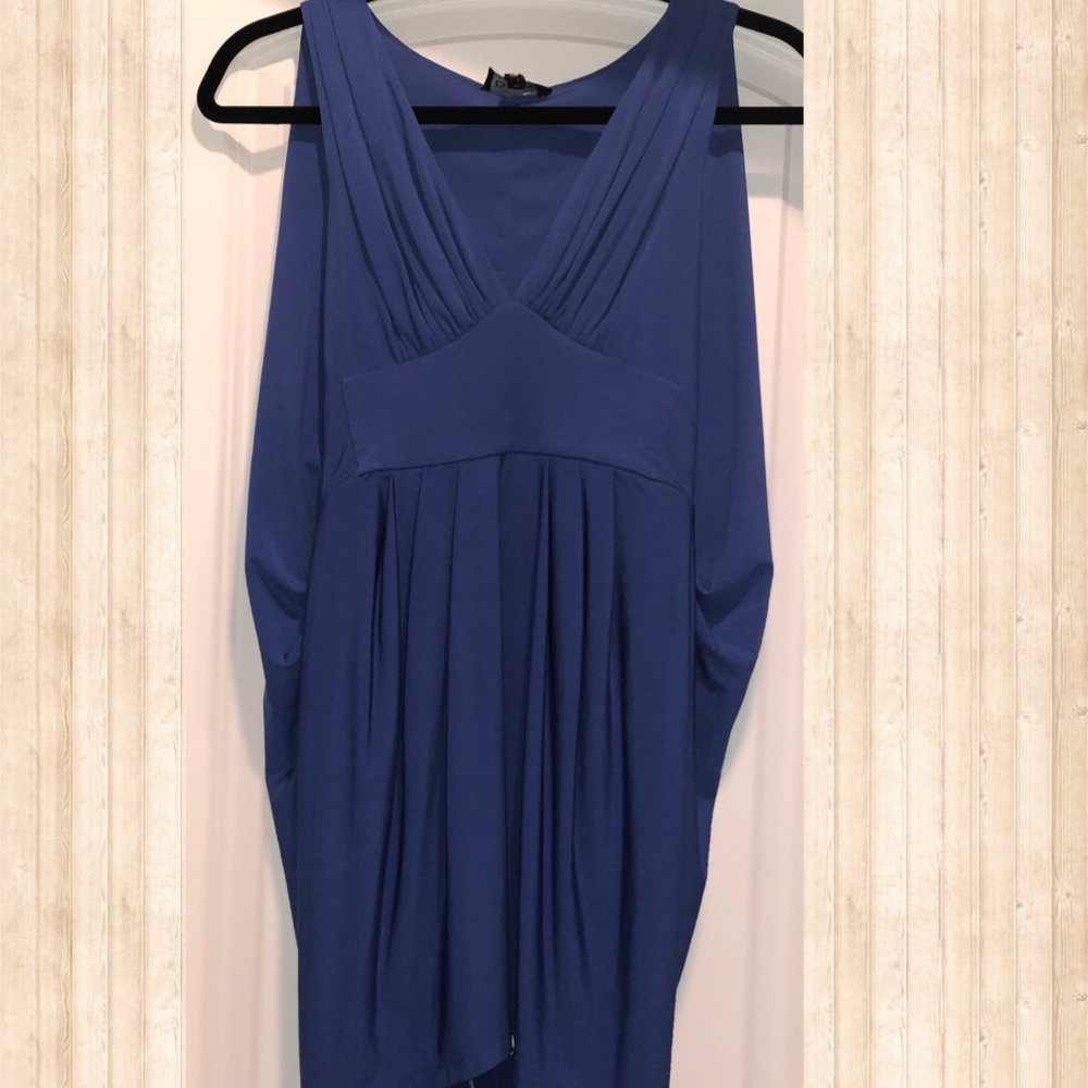 Bebe dress. V neck.